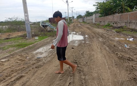 Hay calles en El Morro que se convierten en espacios intransitables para peatones y vehículos motorizados.