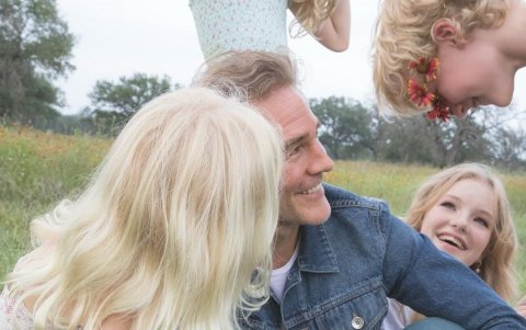 James Van Der Beek alcanzó la fama mundial en 1998 con Dawson’s Creek, serie que se mantuvo al aire durante seis temporadas y acumuló 128 episodios.