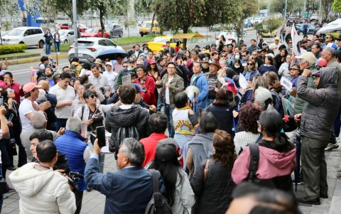 Simpatizantes del alcalde Aquiles Álvarez permanecen en los exteriores del Complejo Judicial Norte, en Quito, a la espera de la decisión judicial sobre las medidas cautelares del caso Goleada.