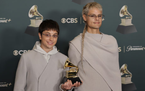 Catriel y Paco Amoroso en la alfombra roja de los Grammy 2026, después de ganar la categoría de Mejor Álbum de Rock, Urbano o Alternativo Latino.
