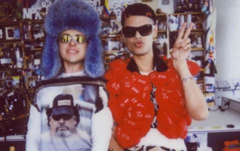 CA7RIEL y Paco Amoroso durante la grabación del Tiny Desk que los lanzaría al estrellado global.
