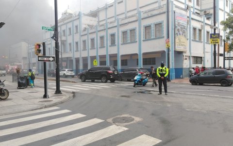 Varias calles del centro de Guayaquil se encuentran cerradas por el incendio.