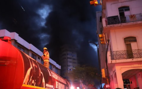 Durante más de día y medio, no cesa el trabajo de los bomberos para apagar el incendio que se extendió por más de doce horas.