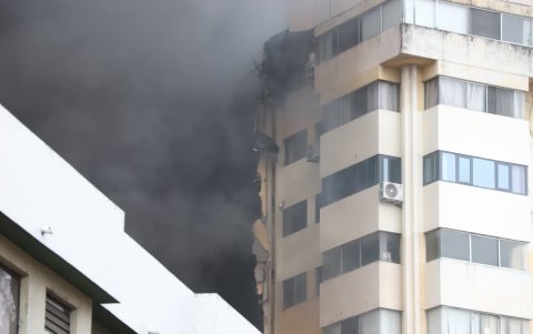 Una parte del edificio del centro comercial Multicomercio colapsó debido al incendio de grandes proporciones.