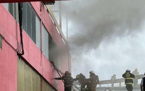 Los bomberos ingresaron a la zona de las bodegas, donde se originó el incendio del centro comercial Multicomercio.