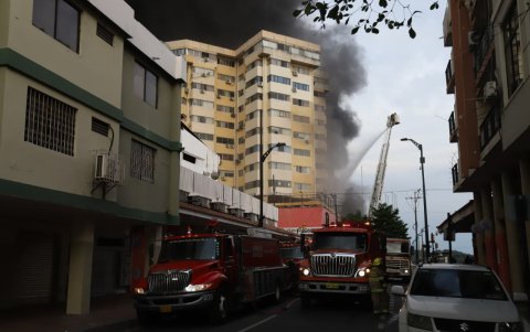 Calles como Cuenca fueron utilizadas por los bomberos para estacionar los vehículos con los que se combatió el incendio.
