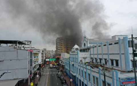 La columna de humo se extendió durante la tarde y fue visible desde varios puntos del centro y norte de Guayaquil.