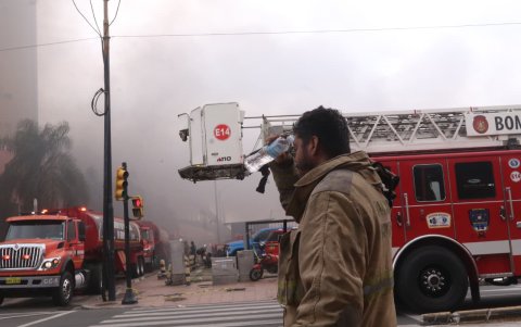 El trabajo de los bomberos fue arduo para combatir el incendio en el centro comercial Multicomercio.