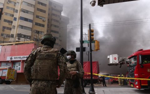 Hubo custodia militar en los alrededores del centro comercial Multicomercio, para evitar hechos delictivos durante la emergencia.