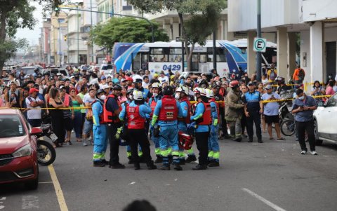 Ciudadanos observaron el trabajo de los bomberos y la dimensión del incendio en el centro comercial Multicomercio.