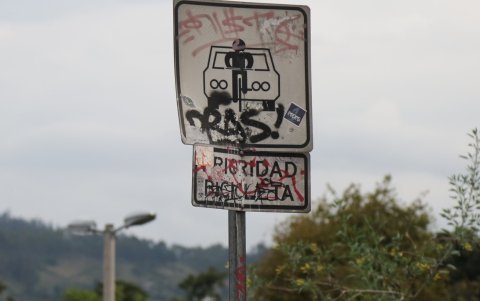 Daños. La señalética en el sector de la av. Universitaria está grafiteada.