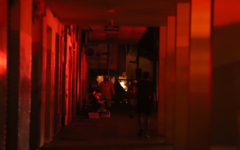 Bomberos de Guayaquil y cantones aledaños trabajan en la emergencia estructural en las calles Eloy Alfaro y Cuenca.