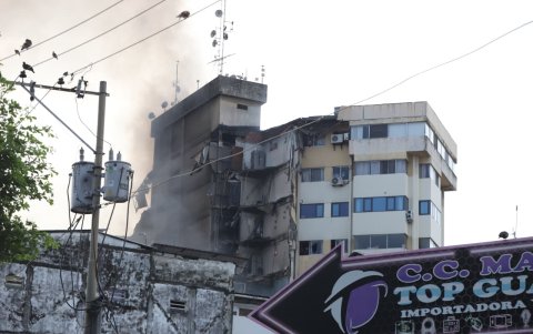 El incendio propició el colapso de dos torres en el centro de Guayaquil, la tarde del miércoles 11 de febrero.