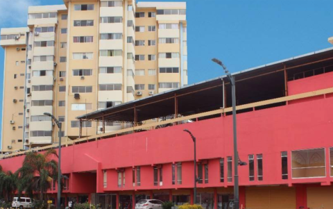 Dos torres colapsaron tras el incendio en la Bahía de Guayaquil; las estructuras restantes siguen bajo evaluación técnica.