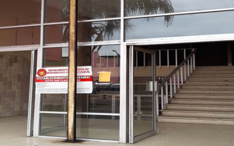 El Multicomercio, levantado en 1987, permanece bajo vigilancia tras el devastador incendio en la Bahía de Guayaquil