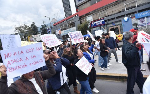 Ciudadanos también acompañaron con carteles la marcha en Quito.