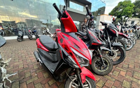 La policía incautó motos y carros robados.