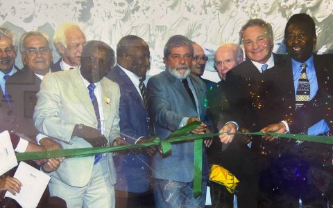 Moacyr Pinto (traje blanco) junto a Lula da Silva presidente de Brasil y a un costado Pelé.
