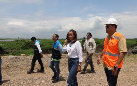 Marcela Aguiñaga durante un recorrido por las obras de accesos viales al proyecto Viaducto Sur Guayaquil.