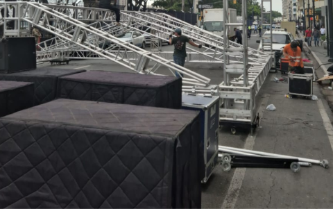 Se desmontó la tarima que se colocó en la marcha en apoyo a Aquiles Álvarez.