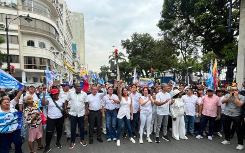 La tarima instalada en la avenida Malecón Simón Bolívar fue desmontada y las autoridades inventaron un escenario.