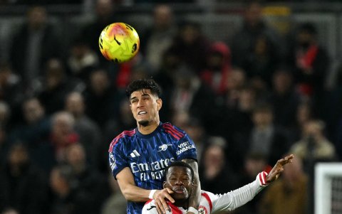 Piero Hincapié en acción durante el partido entre Arsenal y Brentford.