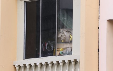 Depósitos. En algunos edificios del centro, desde afuera e incluso desde los puentes, es posible ver como guardan papel, ropa, botellas de plástico, cartones, entre otros artículos.