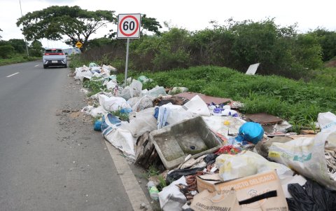 Todo tipo de basura se observa en el vial 10.