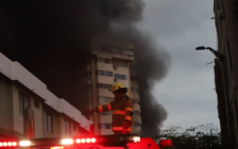 Un bombero labora en la zona del incendio, la tarde del miércoles 11 de febrero.
