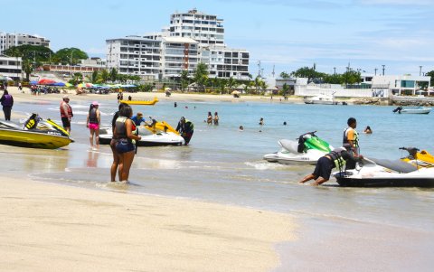 Hay turistas que han empezado a llegar a las playas de la provincia de Santa Elena.