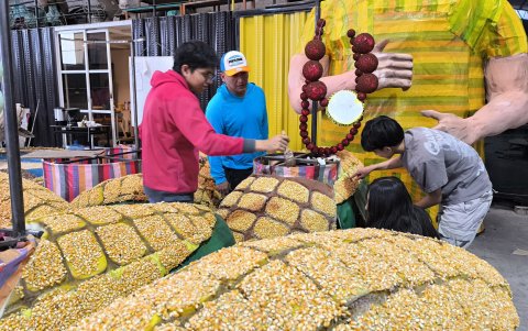 Se ultiman detalles con los carros alegóricos para el desfile en Ambato.