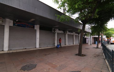 En los alrededores del sitio del incendio decenas de negocios están cerrados.