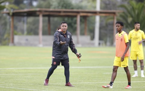El entrenador venezolano César Farías (i) dirigirá su primer partido amistoso con público en Quito.