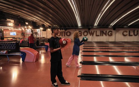 Amigos y parejas disfrutan de una partida de bolos en Quito Bowling Club, una opción divertida para este 14 de febrero.