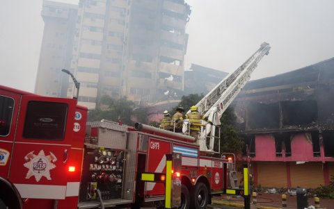 Los bomberos continúan sus labores en el sitio del incendio.