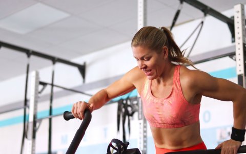 Dolores persistentes, inflamación y fatiga excesiva son señales de sobrecarga que obligan a frenar el entrenamiento y replantear la rutina.