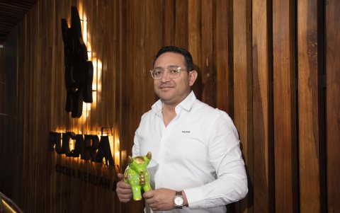 David Puentes, chef ejecutivo y copropietario del restaurante, ubicado en Cumbayá. señala que el espacio abrió sus puertas en 2023.