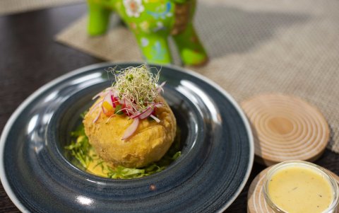 Otro plato clave es la causa rellena con maduro ecuatoriano, uno de los desarrollos más complejos del menú.