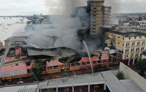 El incendio se ha extendido por varias horas.