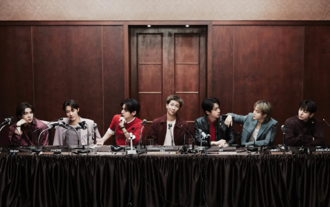 Dentro de la sesión de fotos oficial se referencia la posición de las ruedas de prensa y cómo el grupo se prepara para enfrentarse a una nueva rutina mediática nuevamente.