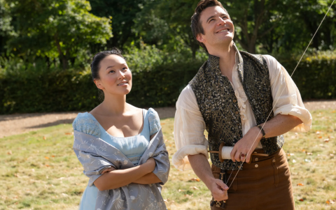 Yerin Ha junto a Luke Thompson, durante la primera parte de la temporada.