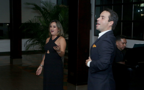 La soprano Karen Bohórquez y el tenor Francisco Ortega, acompañados al piano por el maestro Eddie González.