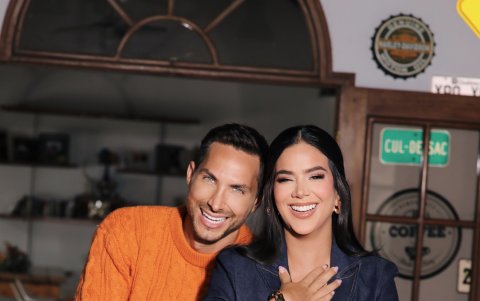 Les encanta viajar y comer sushi.