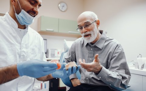 Las prótesis deben retirarse después de cada comida y limpiarse cuidadosamente para evitar la acumulación de bacterias y restos alimentarios.