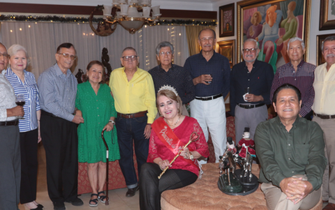 Los anfitriones, Relfita Ponce y Hugo Proaño, acompañados de John Ortega, Judith Cedeño de Ortega, Marcel Pozo, Yolanda de Pozo, Genaro Ramírez, Luis Naranjo, Miguel Ojeda, Gilberto Rosero, Nelson Dossman y Héctor Fonseca.