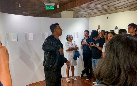 Gabriel explica en su monólogo sus consejos para el que busca migrar