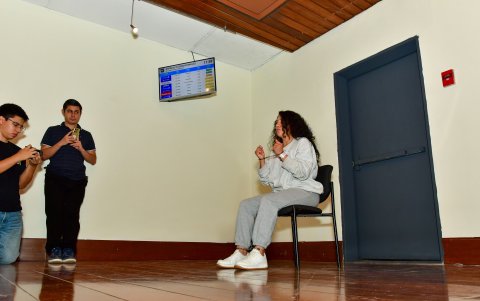 Performance de Belén, vestida tal como ICE la envió a Ecuador.