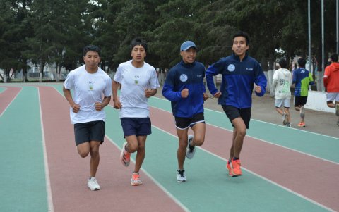 Bryan (d) durante los entrenamientos en la pista de la Federación, acompañado de su guía Jefferson Lliguín, y dos compañeros más.