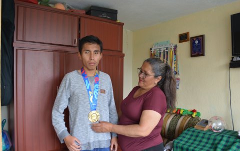 Patricia Bazurto, su madre, ha sido su apoyo constante desde el nacimiento hasta cada podio del campeón ambateño