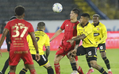 Barcelona venció a Aucas en la Noche Amarilla en Quito.